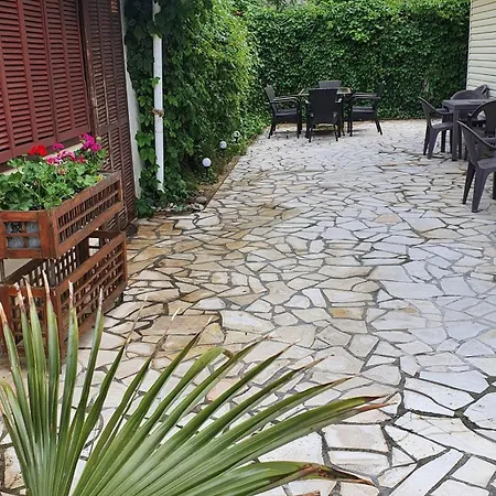 Penthouse Perla, Vasiliko צרבו